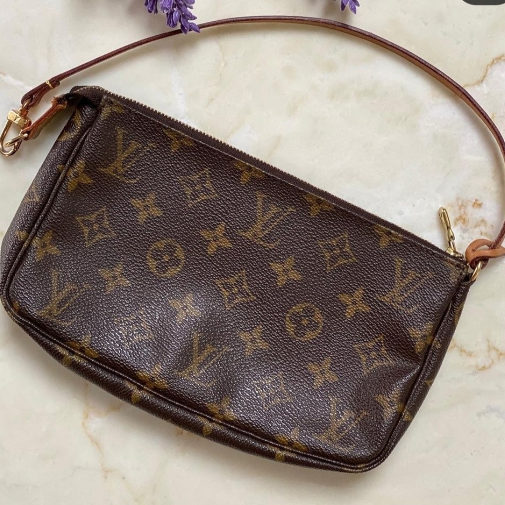 Pochette monogram canvas